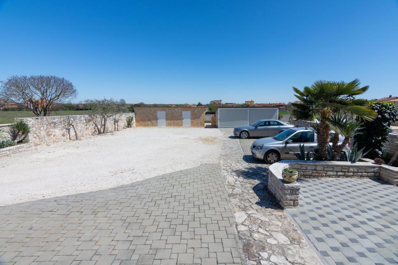 Family Friendly Apartments With A Swimming Pool Valbandon, Fazana - 2201 Штинян Екстер'єр фото