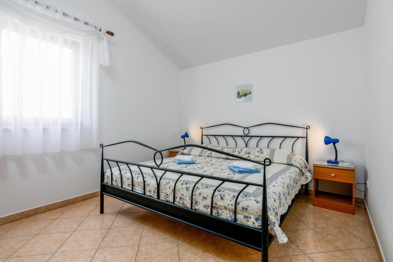 Family Friendly Apartments With A Swimming Pool Valbandon, Fazana - 2201 Штинян Екстер'єр фото
